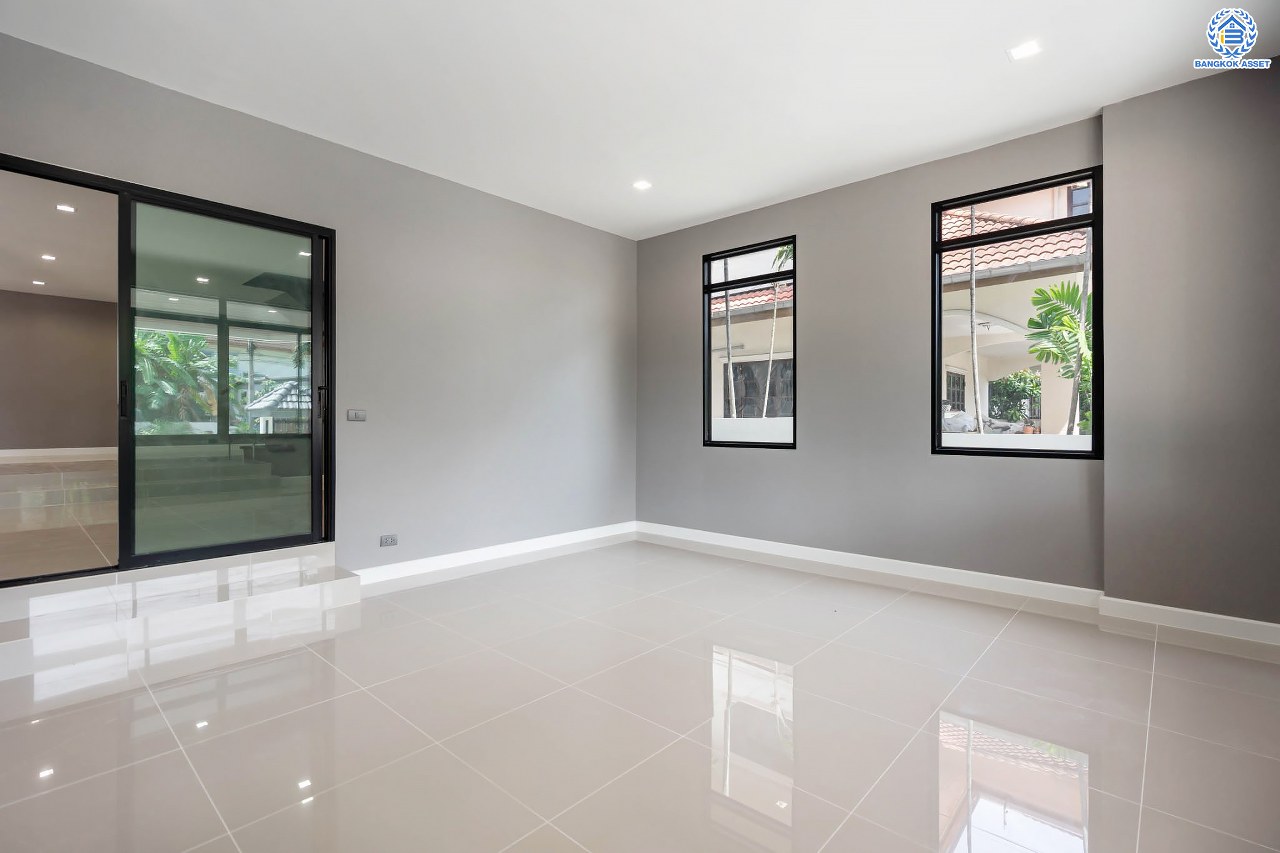 บ้านมือสองตกแต่งใหม่ โครงการ เมืองเอก โครงการ8  วิภาวดี-รังสิต บ้านเดี่ยวหลังใหญ่ บนเนื้อที่ 105 ตร.ว. พื้นที่ใช้สอยเยอะถึง 444 ตร.ม. พร้อมฟังก์ชัน 3 ห้องนอน 5 ห้องน้ำ 1 ห้องอเนกประสงค์ 1 ห้องแม่บ้าน จอดรถได้ 2 คัน สุดยอดทำเล เชื่อมต่อทุกการเดินทาง ใกล้จุดขึ้นทางด่วน "ศรีสมาน" และมหาวิทยาลัยรังสิต